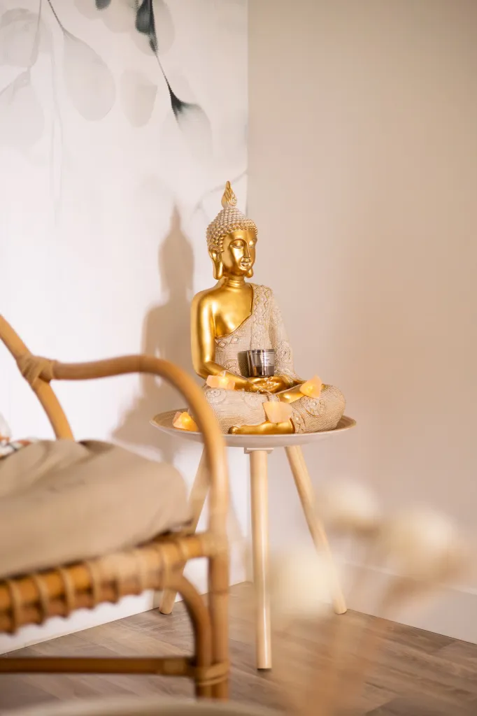 Statuette de Bouddha dorée dans le cabinet