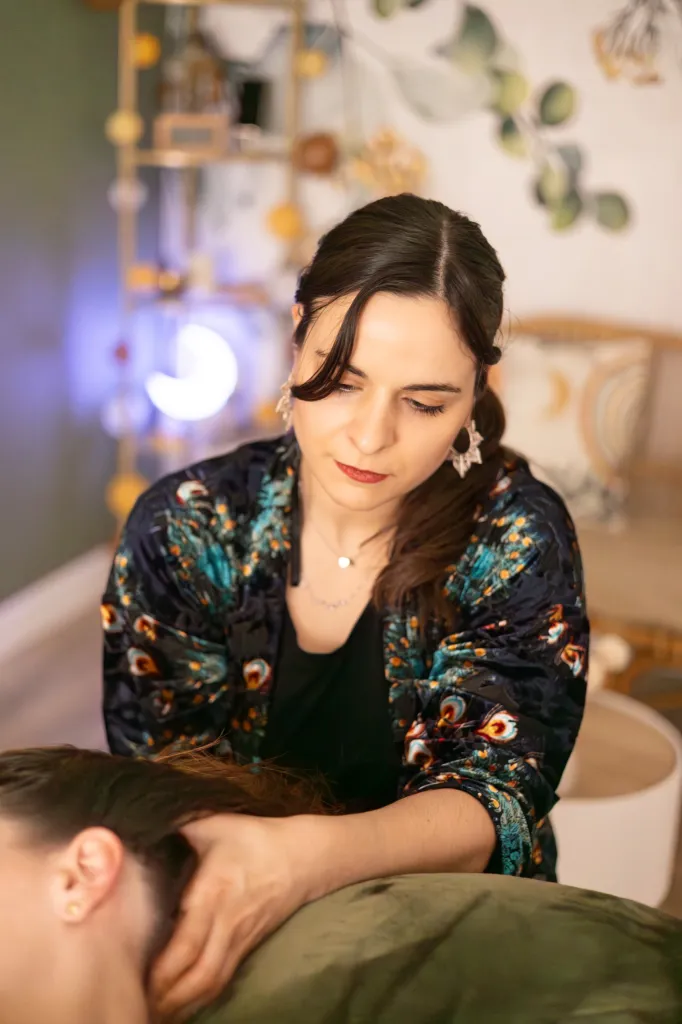 Sarah Dos Santos pendant un soin de la nuque